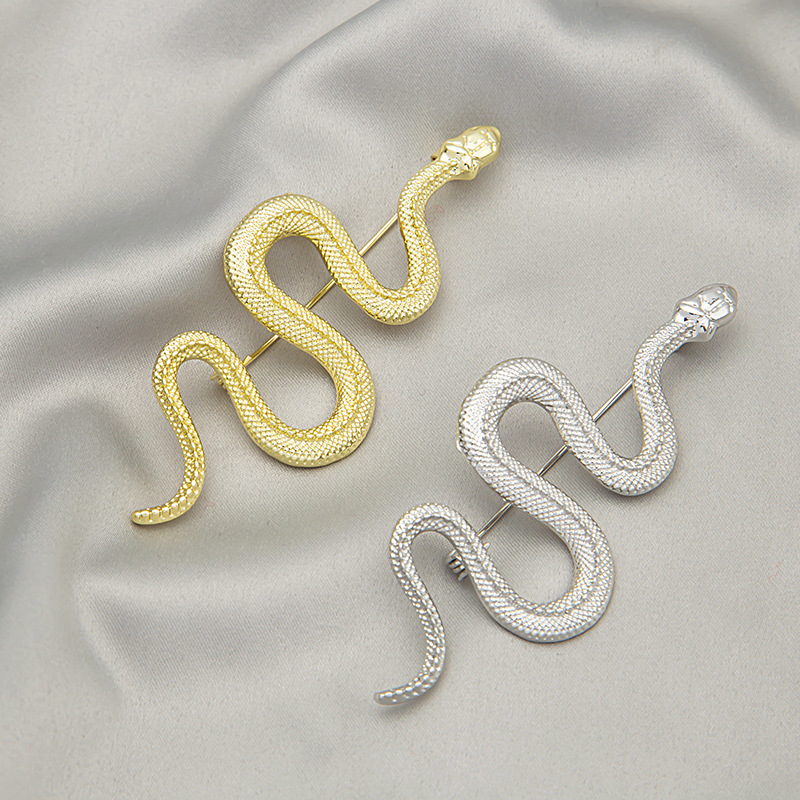 A trendy and retro snake brooch from Europe and America, a fashionable, individual and versatile accessory for men's and women's suit jackets, with pins and badges full figure