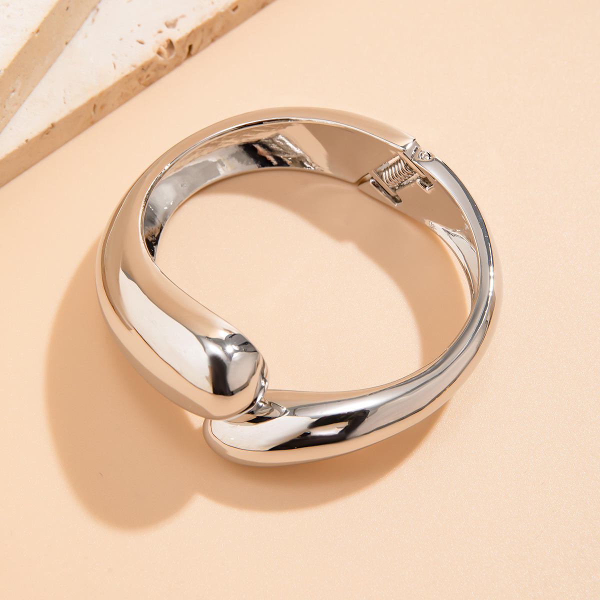 European and American cross-border jewelry, exaggerated large water drop metal smooth mirror surface, hug open bracelet, cold style geometric bracelet Application Scenario