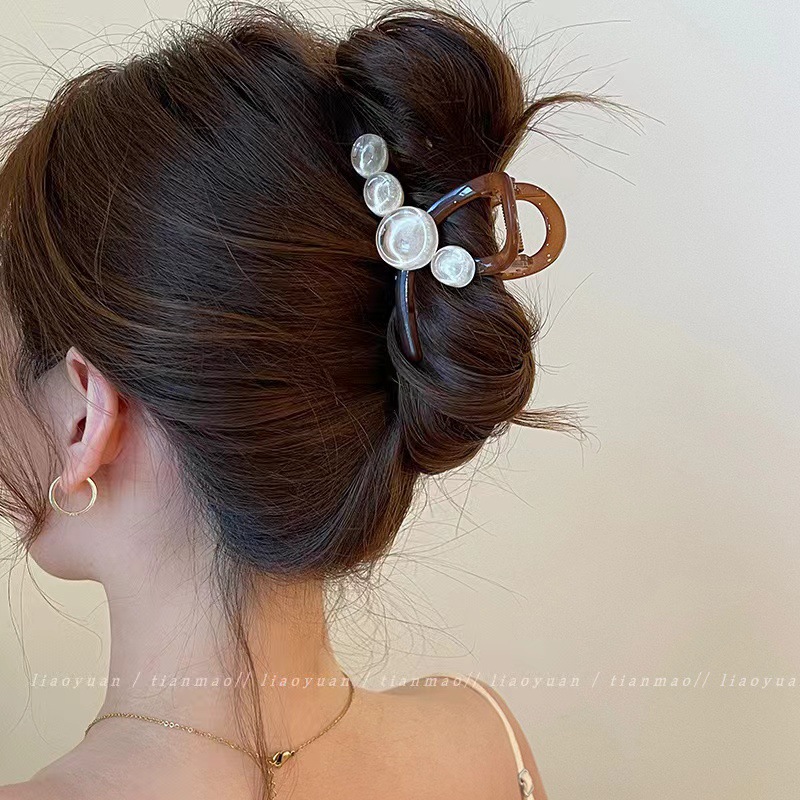 Super refreshing ~ Stylish summer hairpin, irregular water drop hairpin, women's crossed acrylic shark clip Application Scenario