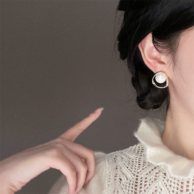 Simple geometric pearl stud earrings for women, light luxury, high-end, niche design sense earrings, French retro, versatile earrings details Picture