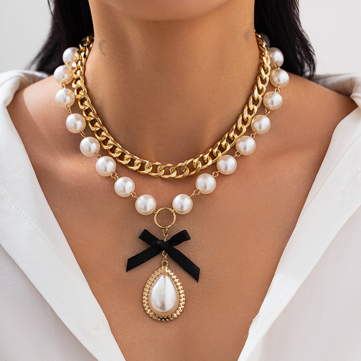 European and American cross-border jewelry, fashionable alloy beaded multi-layer necklace, light luxury style, teardrop-shaped pearl pendant, collarbone chain full figure