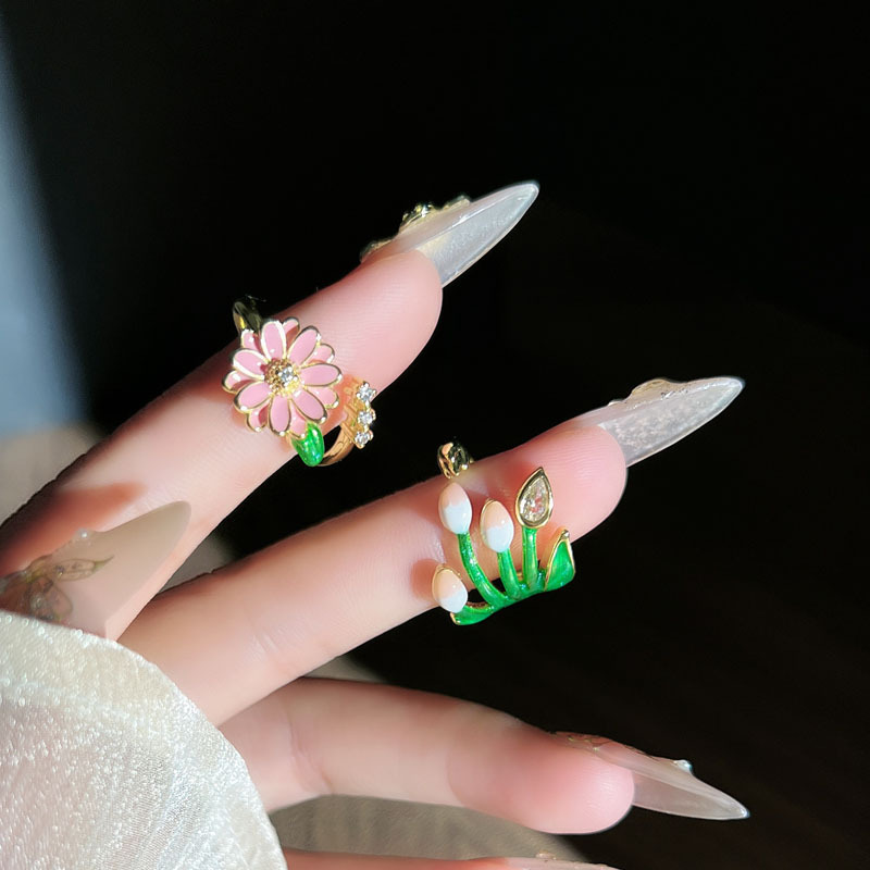 The sweet and elegant traditional Chinese style Daisy forest-themed tulip fashion ring is a unique and creative new product for women, a niche ring trend full figure