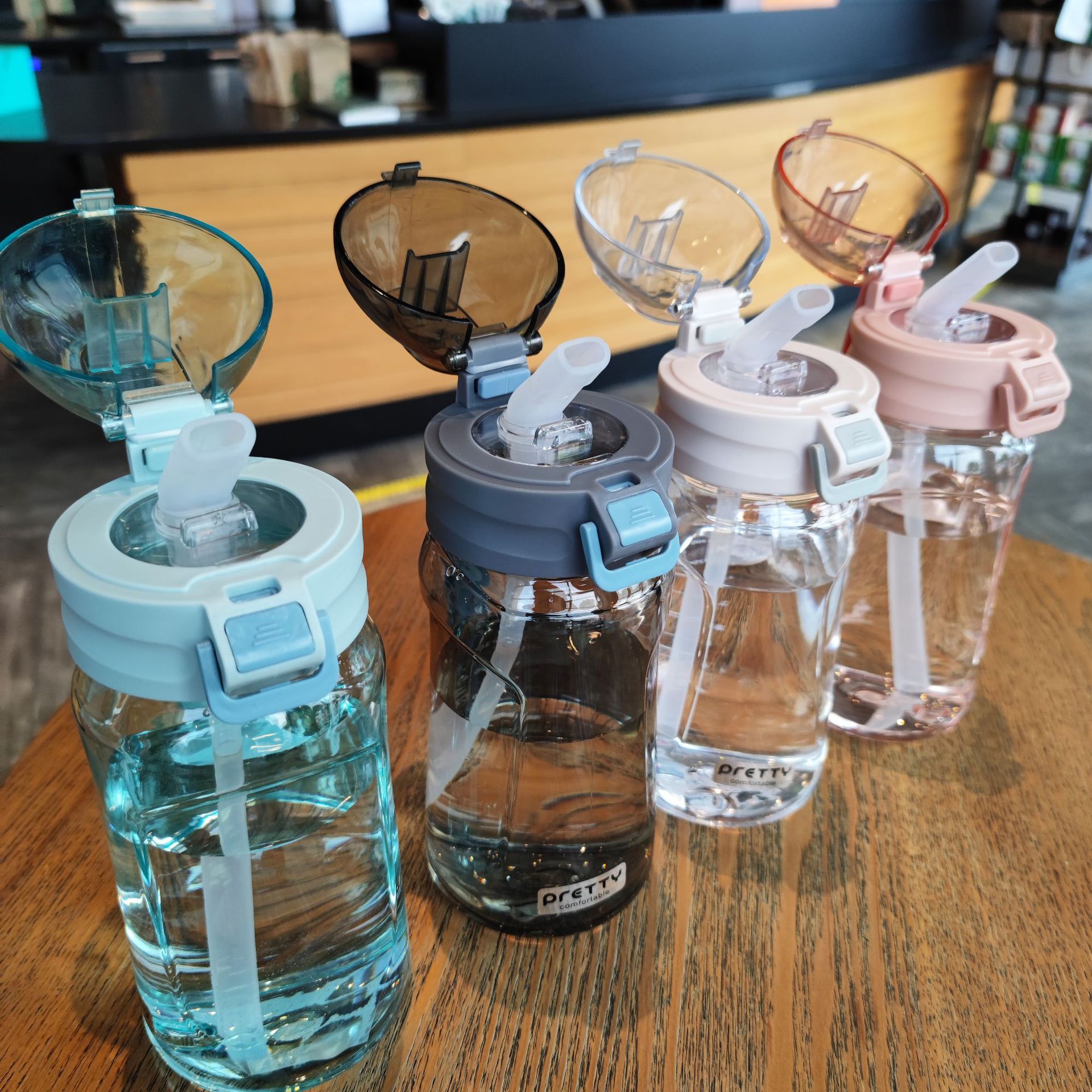Korean version fashionable and cute plastic cup, duckbill straw water cup with lock, car and outdoor student cup, convenient handle details Picture