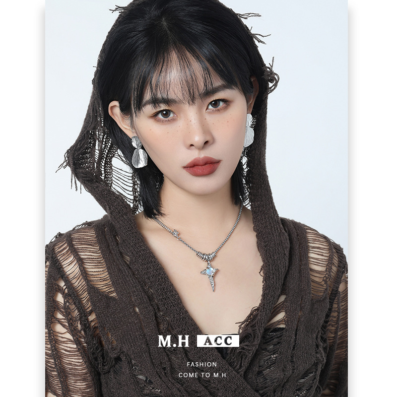 Moonstone four-pointed star necklace for women, cross-border exquisite design, sweet and cool style sweater chain wholesale, niche high-end neckchain details Picture