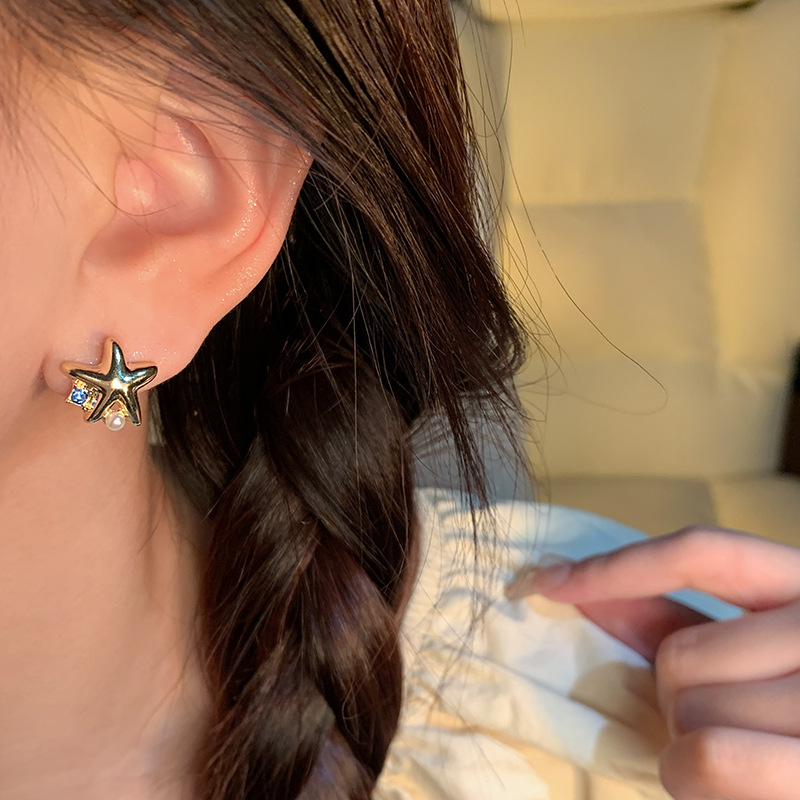 Super ethereal and elegant star stud earrings for women, small and simple pearl earrings with ear piercings, S925 silver needle best-selling earrings wholesale Application Scenario