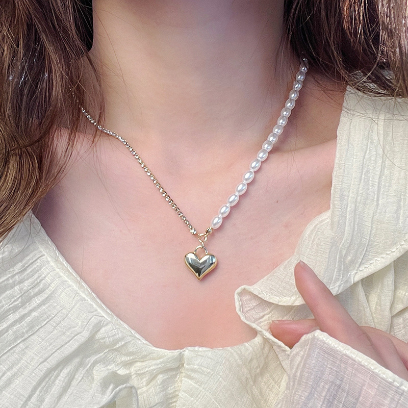 Pearl patchwork heart-shaped necklace, a unique and versatile fashion design, classic neck chain, French retro style collarbone chain full figure