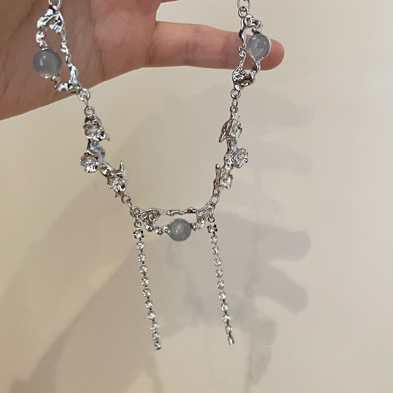Pure and sensual hot girl ~ White Moonstone necklace, sweet and cool female Internet celebrity necklace accessory, niche design sense collarbone chain details Picture
