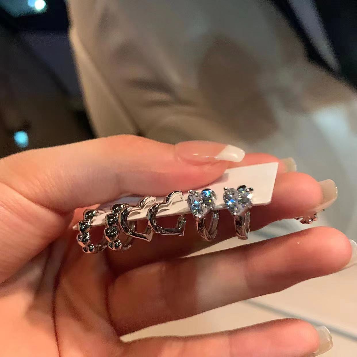 Super recommended six-piece set! Sweet, cool, fashionable and versatile heart-shaped zircon ear buckles for women, with a light luxury and cold style full figure