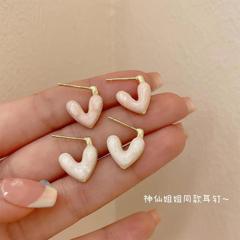 Korean-style high-end oil-dripping heart-shaped stud earrings, feminine, fashionable, simple and versatile earrings, niche design sense earrings Application Scenario
