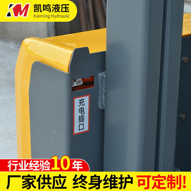 The fully electric walking forklift has a height of 2.5 meters and a load capacity of 1 ton and 2.5 tons. It is an electric stacker forklift and a walking forklift Application Scenario