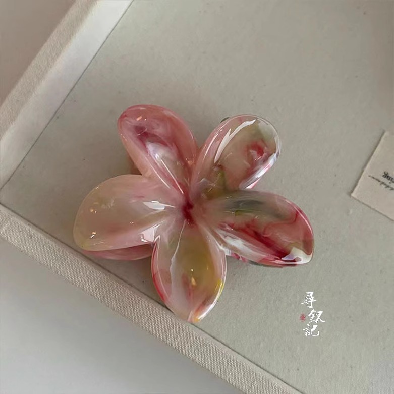 Summer mint Mambo frangipani grab clip with a high-end touch, flower shark clip, sweet back head three-dimensional hair clip Application Scenario