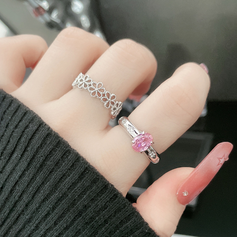 Sweet and hollowed-out flower ring, a gentle and elegant index finger ring with a niche design and a light luxury and high-end feel full figure