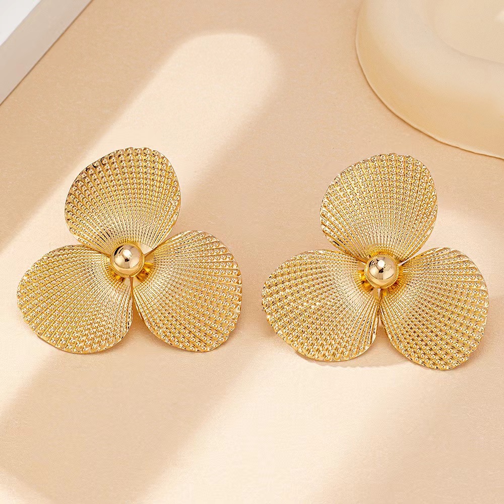 New, exaggerated, retro, elegant and fashionable ear earrings with a sense of shell flower design from Europe and America Application Scenario
