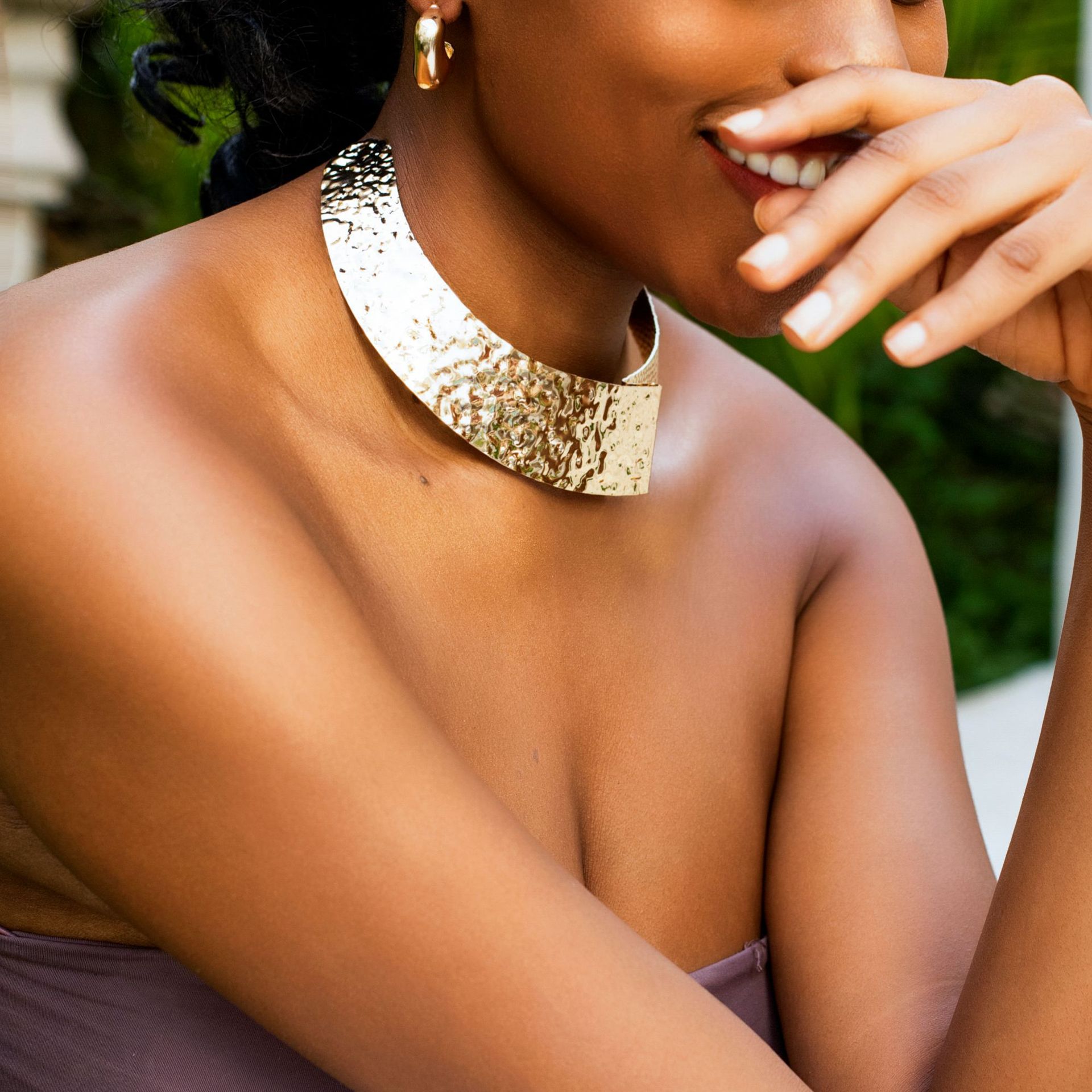 Exaggerated choker opening necklaces in the tribal style of Europe, America and Africa, metal irregular wide corrugated punk necklaces Specification drawing