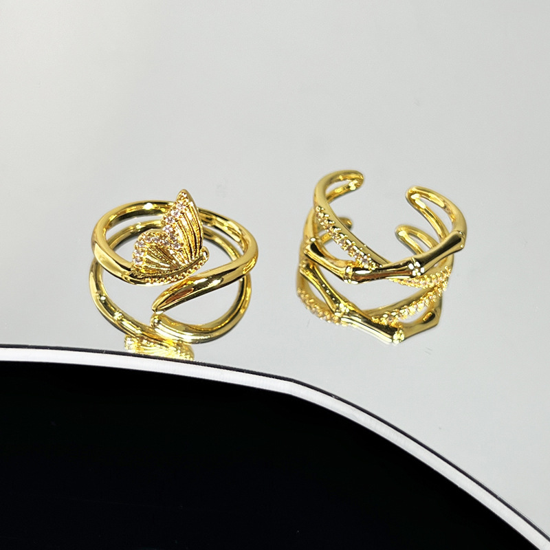 A simple and elegant half-butterfly fashion opening ring with a cold and aloof style, exuding a sense of luxury and sophistication. It is a bamboo joint index finger ring full figure