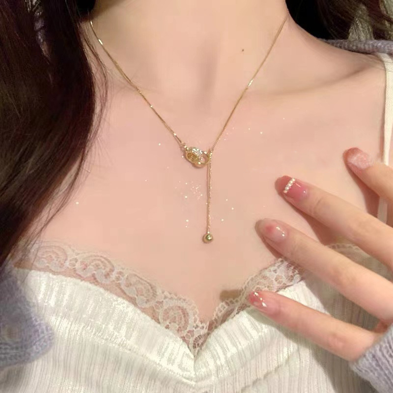 Heart-fluttering items ~ Spring and Summer versatile combinations of Ins-style necklaces, women's light luxury bows, and niche design collarbone chains full figure