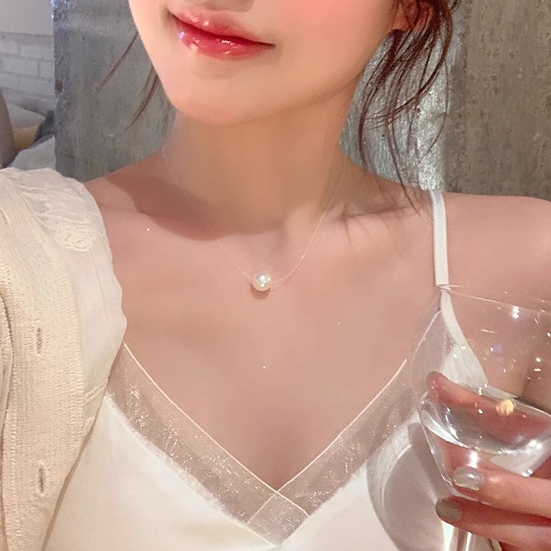 French Shi Family Pearl invisible fishline necklace, a light luxury and niche women's neckchain accessory, collarbone chain choker Application Scenario