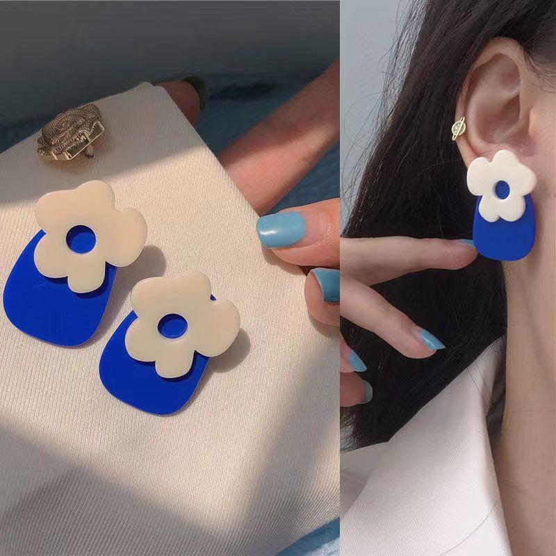 New Korean Klein blue flower stud earrings for women 925, versatile for daily use, simple, fashionable and niche design full figure