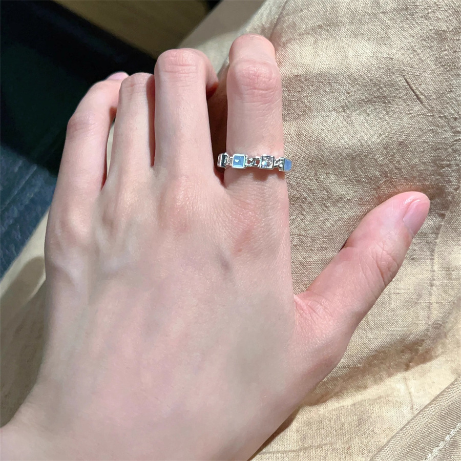 Unique pearl plain ring for women 2025 new bestseller, light luxury and high-end style ring, niche design, trendy index finger ring Application Scenario