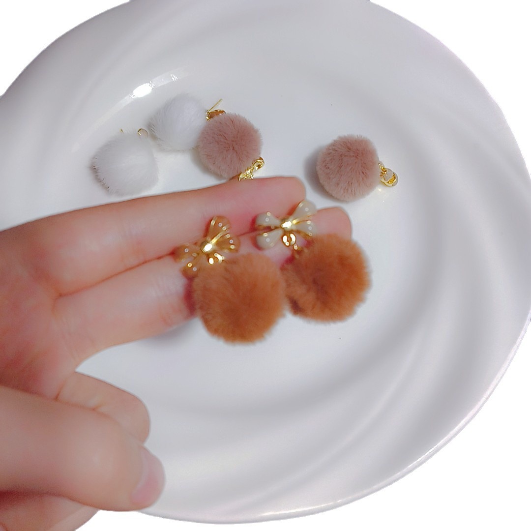 The new Maillard color series of plush earrings for autumn and winter are versatile and elegant, with gentle bow pom-pom earrings and earrings Item Picture