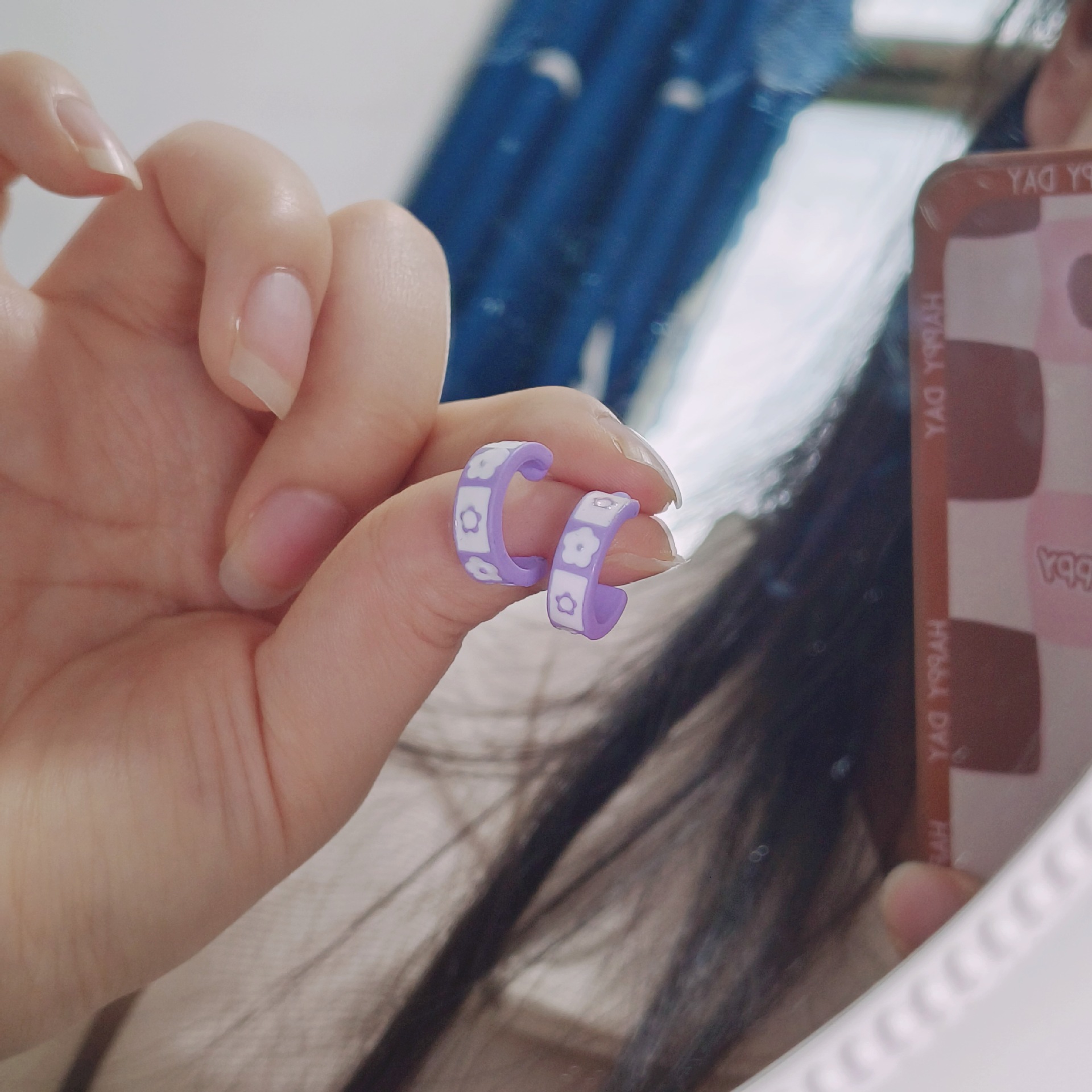 Small, elegant, simple and everyday C-shaped flower ear loops and stud earrings for women, trendy Korean style on Instagram, with a niche design sense details Picture