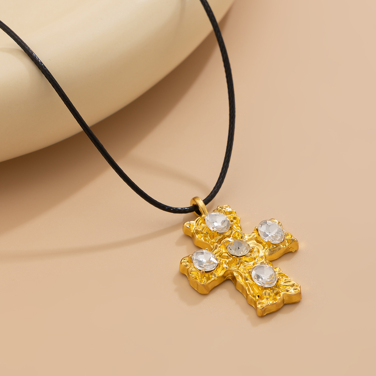 European and American cross-border jewelry retro Sun alloy necklace set, fashionable and simple imitation pearl leather wax thread collarbone chain Application Scenario