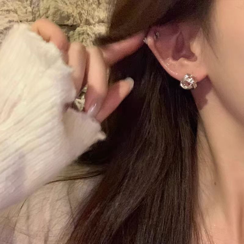Commuting bi comes with golden twist earrings, high-end ear rings, unique and elegant stud earrings, and delicate and luxurious earrings and ear buckles for women Specification drawing