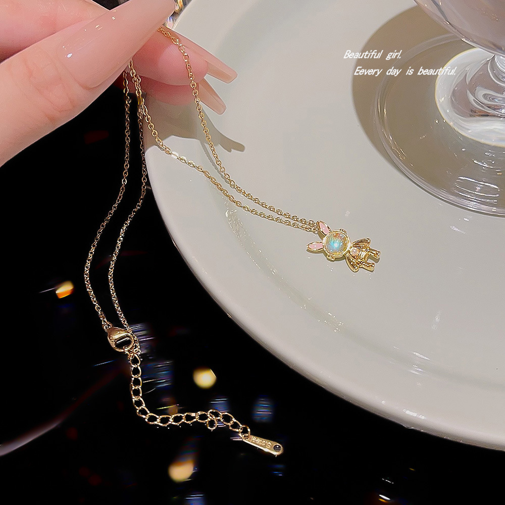 The design sense space rabbit necklace is a versatile, niche, and light luxury pendant for women. It's a new and fashionable bestseller. Wholesale of collarbone chain accessories Specification drawing