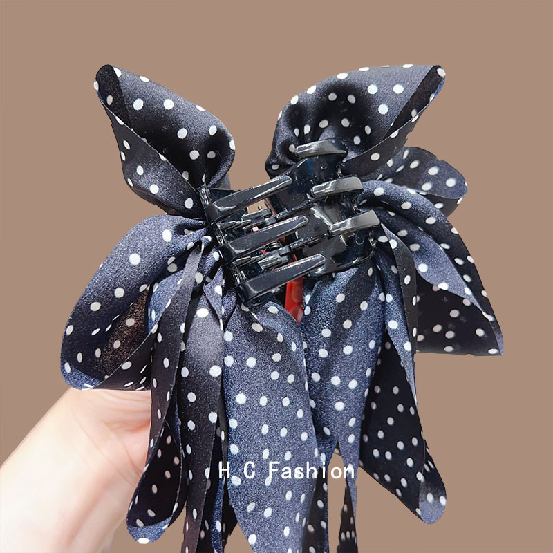 The new women's hair accessory with a large ribbon polka dot bow and a high ponytail clip makes the face look smaller. The hair clip at the back of the head is black Application Scenario