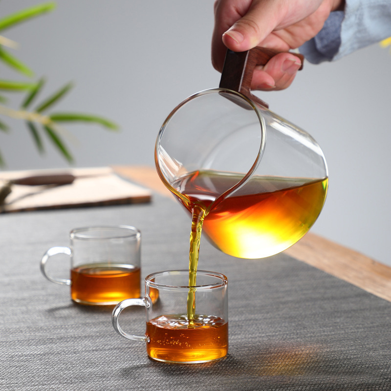 Wholesale thickened wooden handle high borosilicate glass fair cup, high-temperature resistant and open flame heating tea sea cup, household kung fu cup Application Scenario