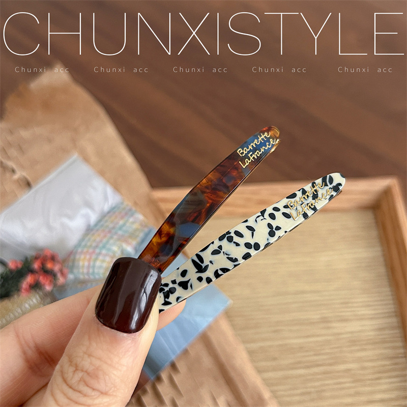 Two simple one-line clips, Korean broken hair clips for women, 2025 new high-end bangs clip headwear, ins acetate hair clips Application Scenario