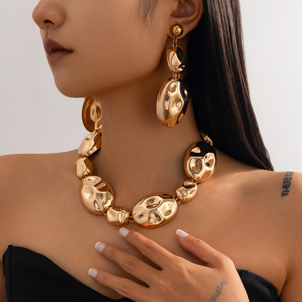 European and American cross-border accessories exaggerated shiny pleated Necklace fashionable irregular metallic feel Necklace set full figure