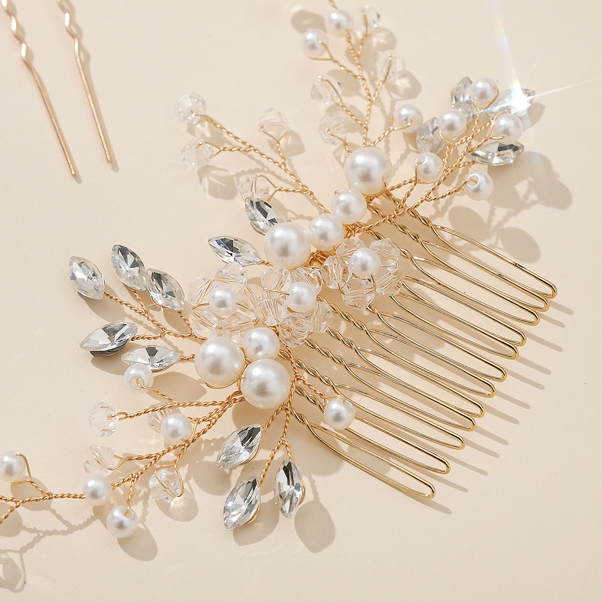 Cross-border bride headwear set, rhinestone and pearl hairpins, hair combs, European and American wedding hair accessories, U-shaped pins, hair coils, hair combs Application Scenario