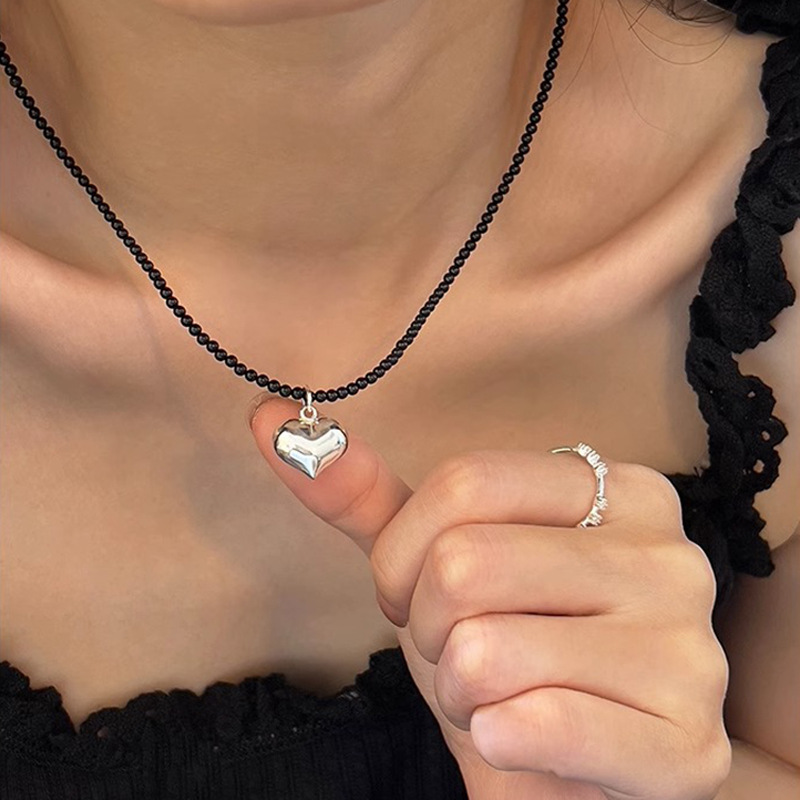 French light luxury retro style heart-shaped pendant, black agate small bead-like necklace, sweater chain, collarbone chain for women Specification drawing