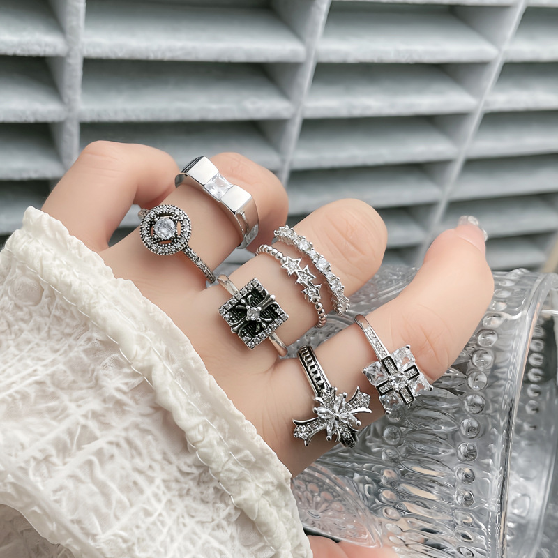 Retro aged cross fashion open ring for women, a niche androgynous hip-hop punk style, simple and individual food ring full figure