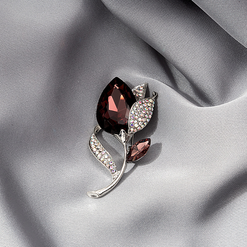New fashionable and elegant crystal calla lily corsage copper flower brooch, high-end, elegant, fashionable and simple style corsage Specification drawing