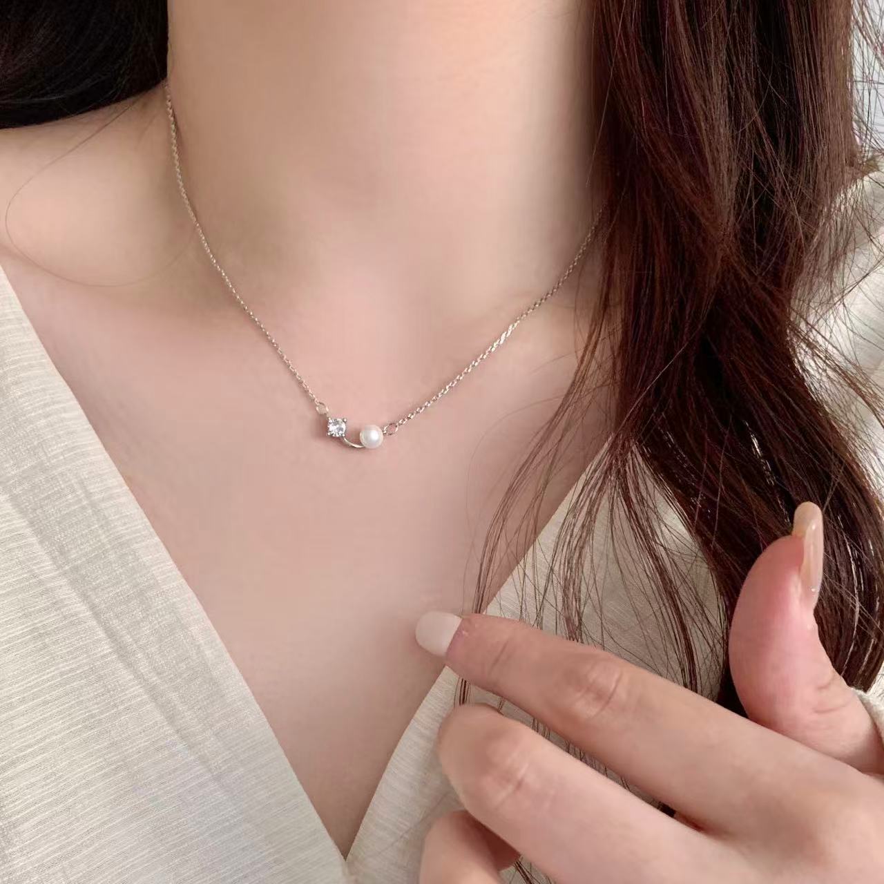 The new exquisite pearl necklace for women in 2025 exudes a light luxury and high-end charm, with a unique and simple yet fashionable style. It's a collarbone chain for summer full figure