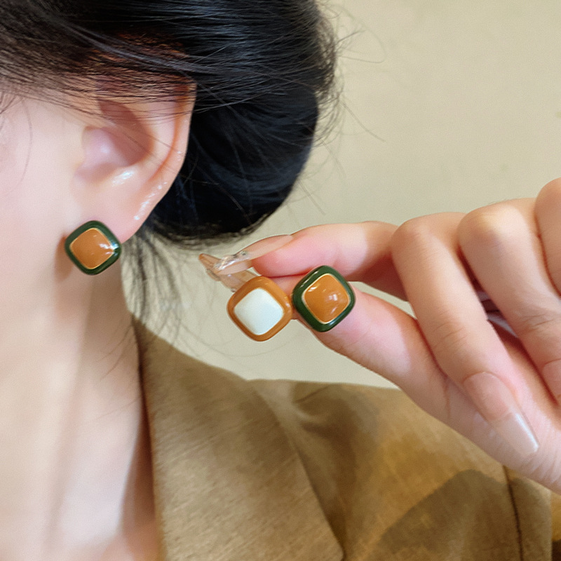 Korean-style square retro stud earrings with contrasting colors, niche fashion, high-end feel, unique oil-dripping earrings, and simple earrings details Picture