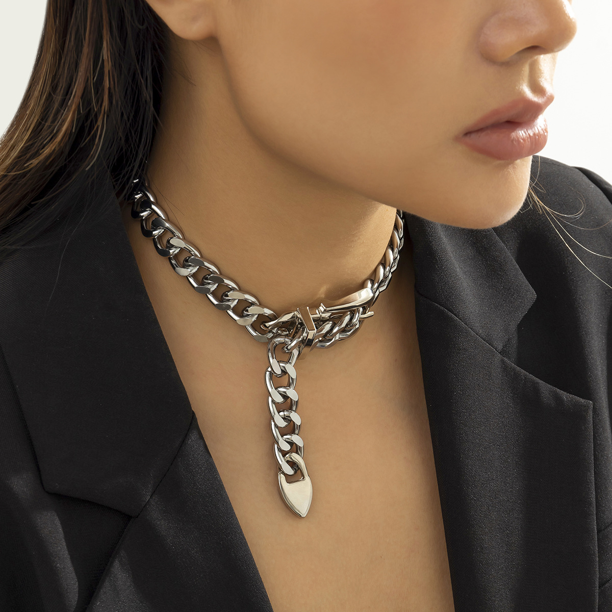 European and American cross-border hip-hop, simple design sense belt buckle chain collarbone neck chain, retro cold style personality necklace Application Scenario