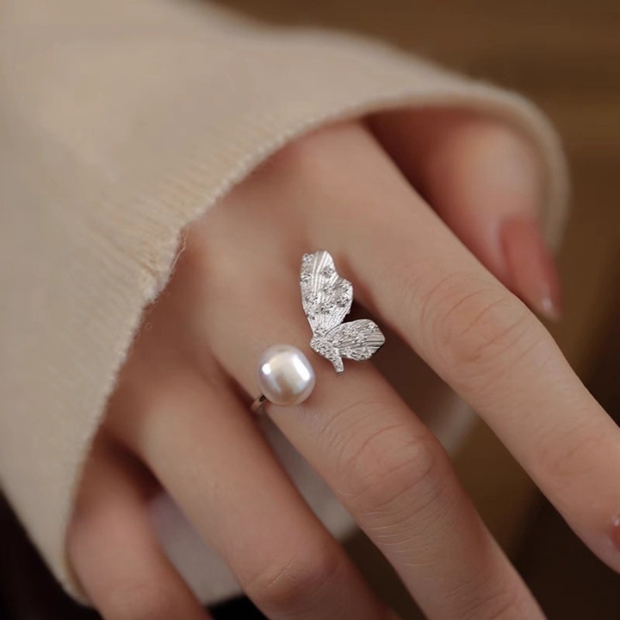 The new pearl butterfly opening ring for women, s925 sterling silver, features a unique, light luxury and high-end design, and is a versatile ring full figure