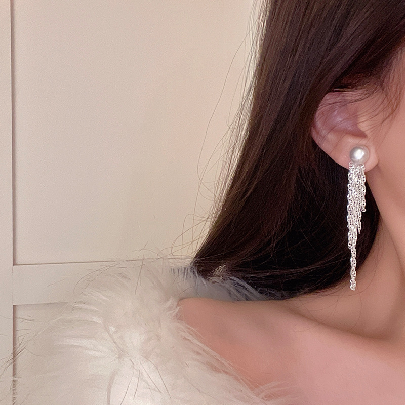 This light luxury long ear pendant with a super shiny metal chain and tassel pearl stud earrings exudes a retro and high-end charm Application Scenario