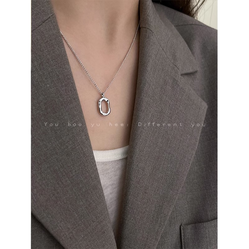 Irregular square necklace, a new trendy, light luxury and niche design accessory for women in 2023, sweater chain accessory full figure
