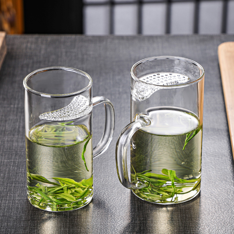 Crescent-shaped glass water cup, large-capacity tea water cup, office separation and filtration tea brewing cup with handle, glass water cup details Picture