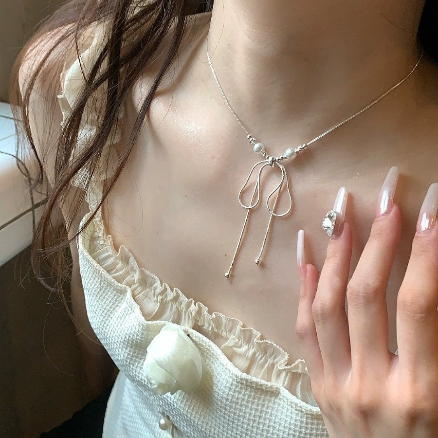 Super beautiful ins bow necklace, light luxury and niche women's collarbone chain 2024 new style neckchain snake bone chain accessory full figure
