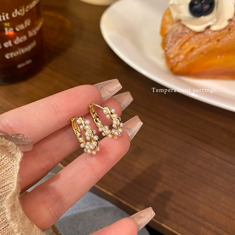 Light luxury and high-end circular pearl earrings, versatile for women's cold style, C-shaped wrapped ear buckles, best-selling earrings wholesale Application Scenario