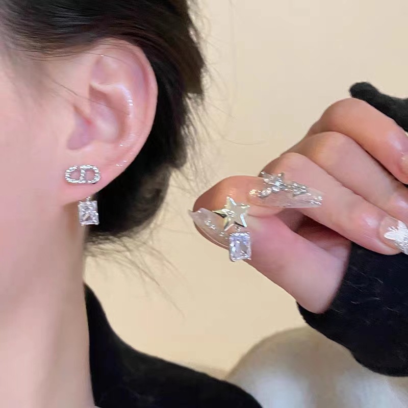 Asymmetrical letter star zircon earrings, versatile and feminine, with a niche design sense. The stud earrings exude a light luxury and high-end feel full figure