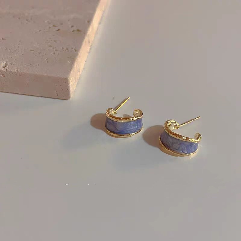 French retro C-shaped glazed stud earrings with a touch of luxury and sophistication for women, versatile earrings, and unique ear rings that are popular among Internet celebrities Application Scenario
