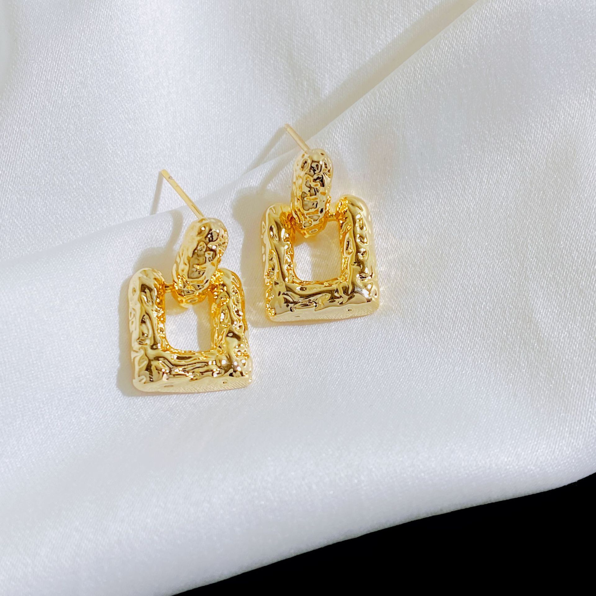 Personalized, versatile and fashionable stud earrings with a European and American style, metallic texture, pleated geometric earrings, new design for women in 2025, with a sense of style Specification drawing