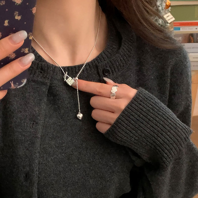 A niche design sense heart-shaped lock pull-out necklace for women, simple and fashionable, versatile neck chain and sweater chain full figure