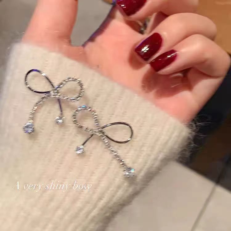 A Dream of the Milky Way ~ French design sense, super ethereal bow and diamond earrings, super dazzling water drop stud earrings Application Scenario